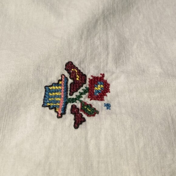 Vintage Hand-Embroidered Pillowcase Set – Floral Basket Design - Picture 4 of 8